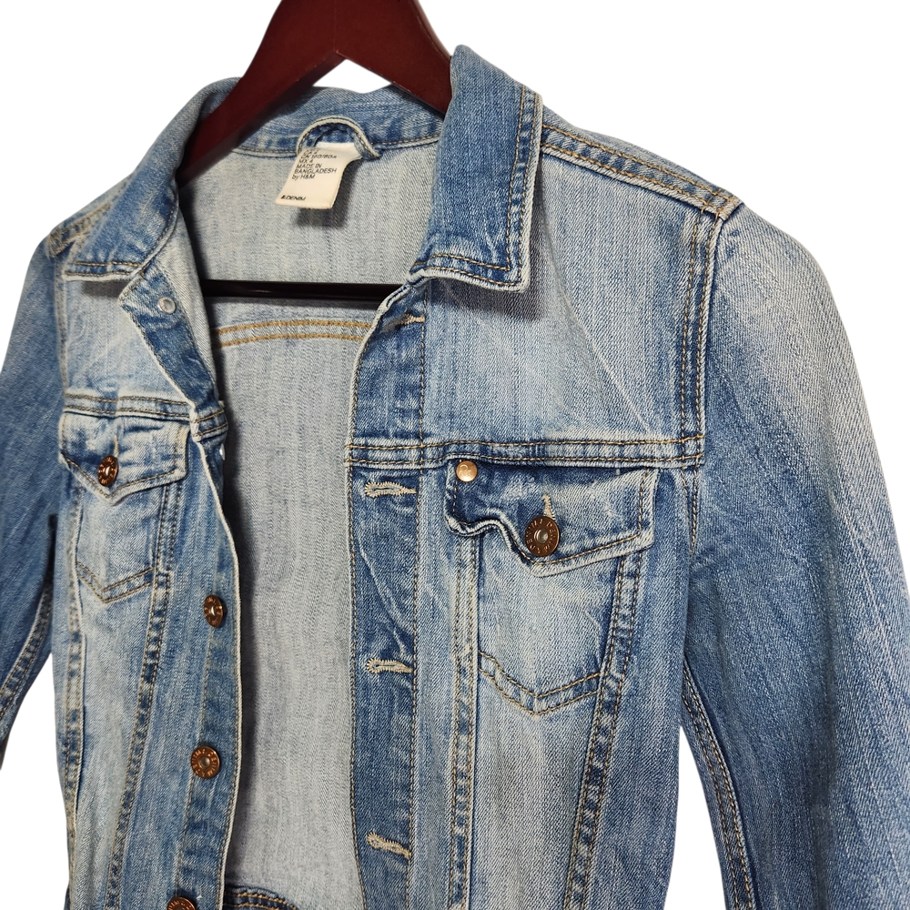 H&M Women's Size 4 Small Blue Denim Jean Jacket Classic Trucker Style - Picture 2 of 15